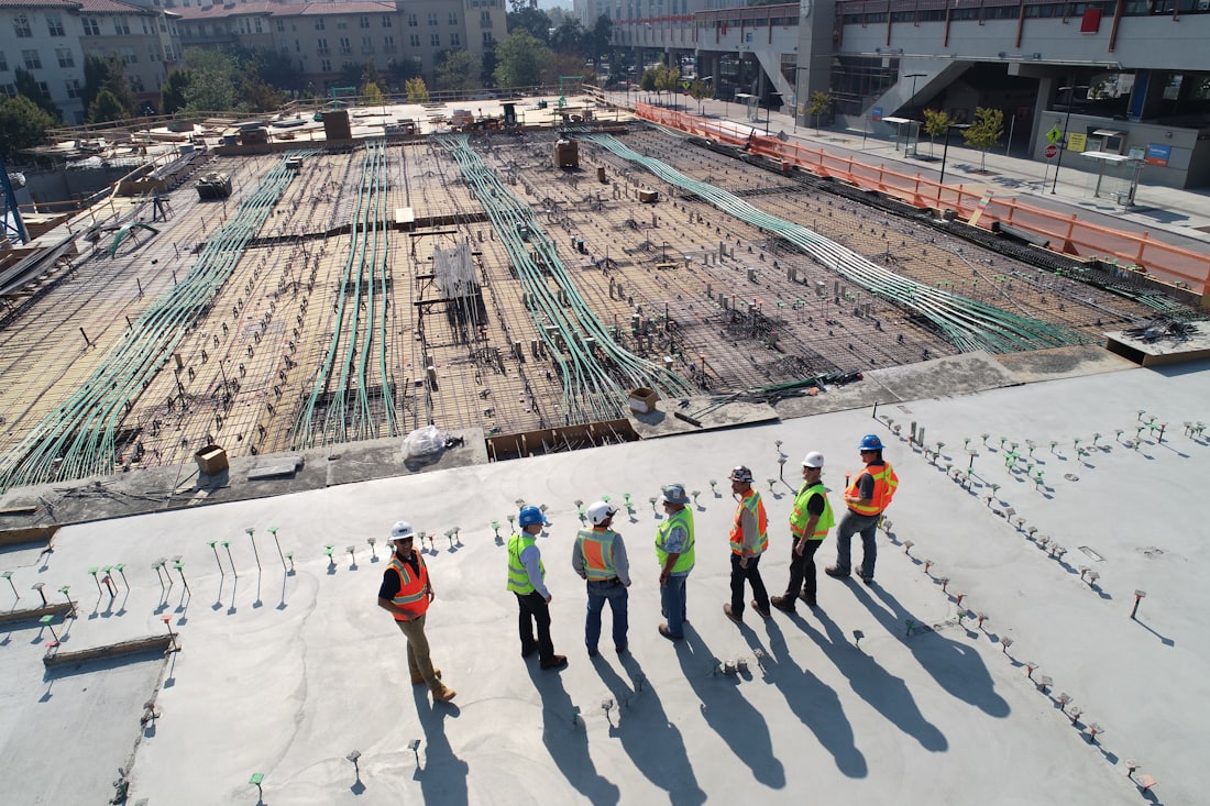 Echipă de constructori PIRVU CONSTRUCT pe șantier
