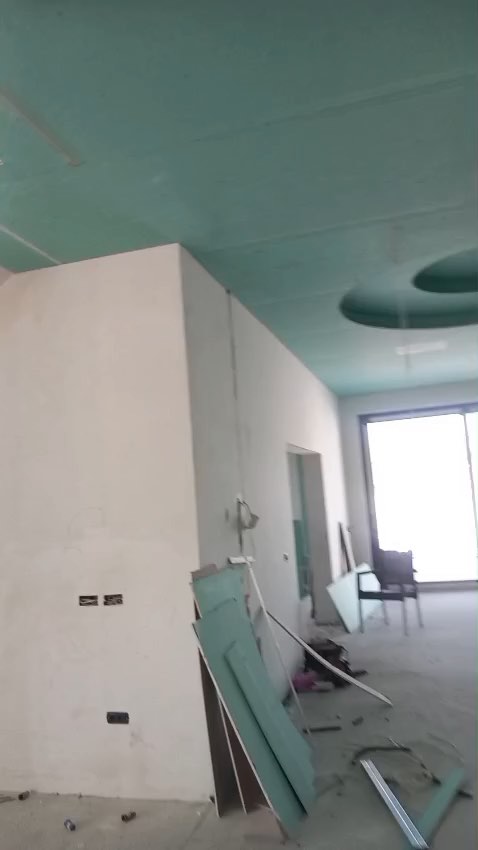 Tavan din gips-carton în timpul montajului, cu structură metalică