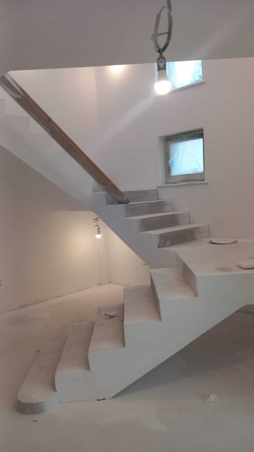 Scară interioară din beton cu vang aparent, gletuită și pregătită pentru finisaj